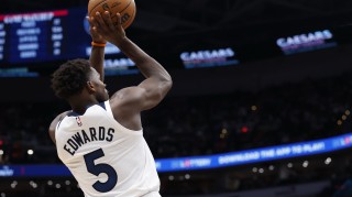 PP模拟器官网-扛起产量！爱德华兹半场11投5中&amp;三分5中2 拿下17分4板1助