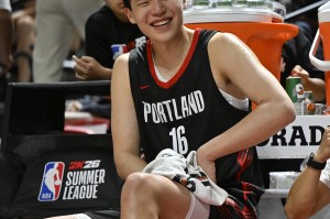 罗死死拽着杨瀚森！😂美国现场解说：像攥着下个月的房租