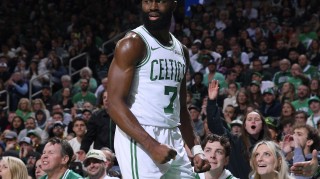 杰伦-布朗：队里有多人是承担不同责任的领袖 我更多是发声鼓劲的